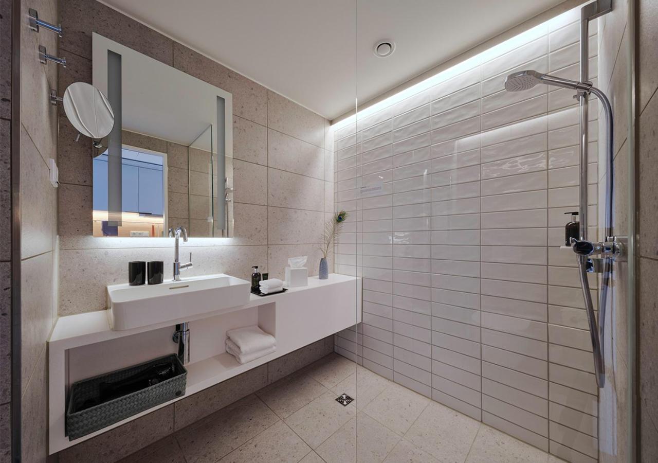 Adina Apartment Hotel Koln Bagian luar foto
